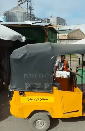 Piaggio 2023 Yellow