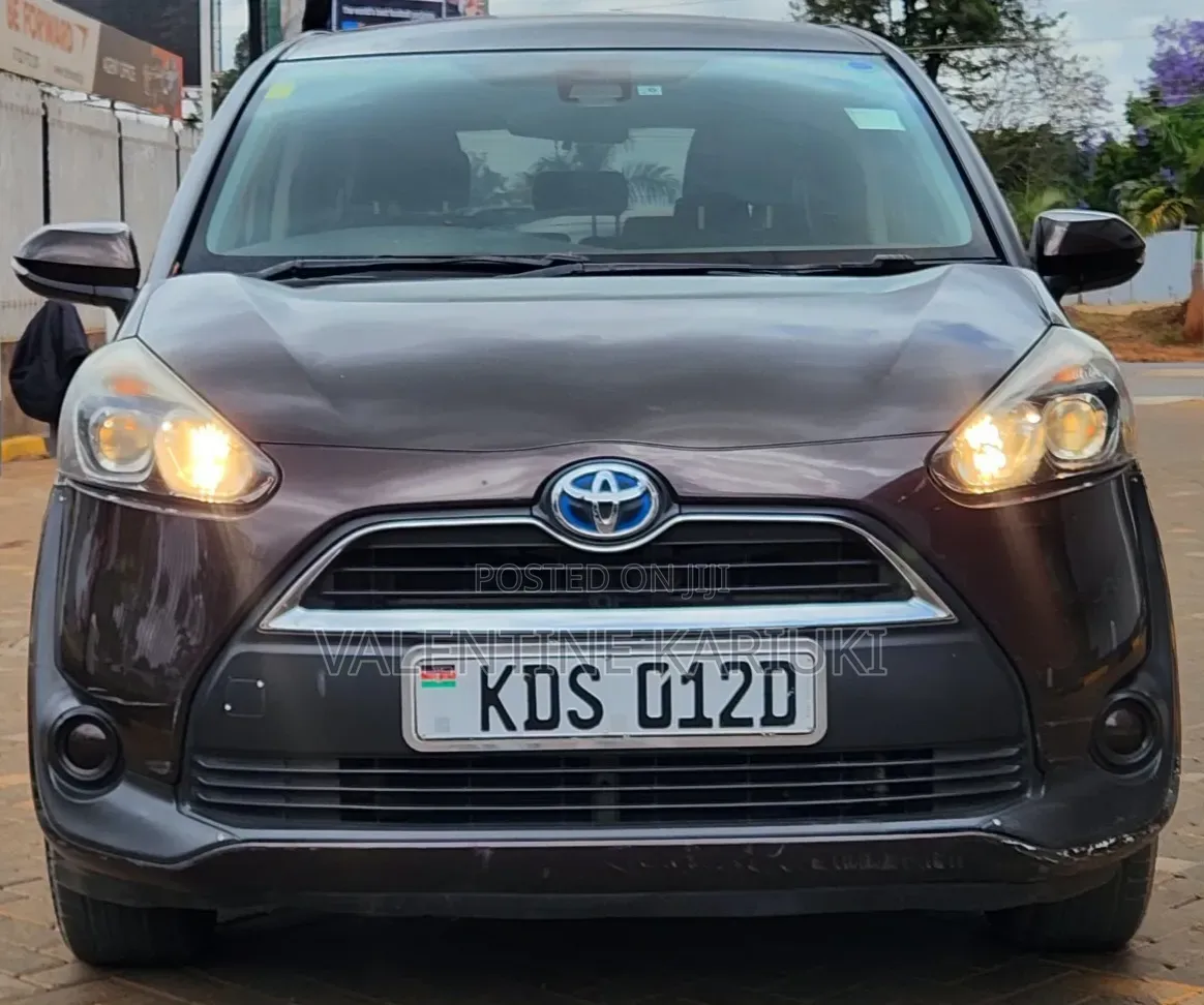 Toyota Sienta 2017 Brown