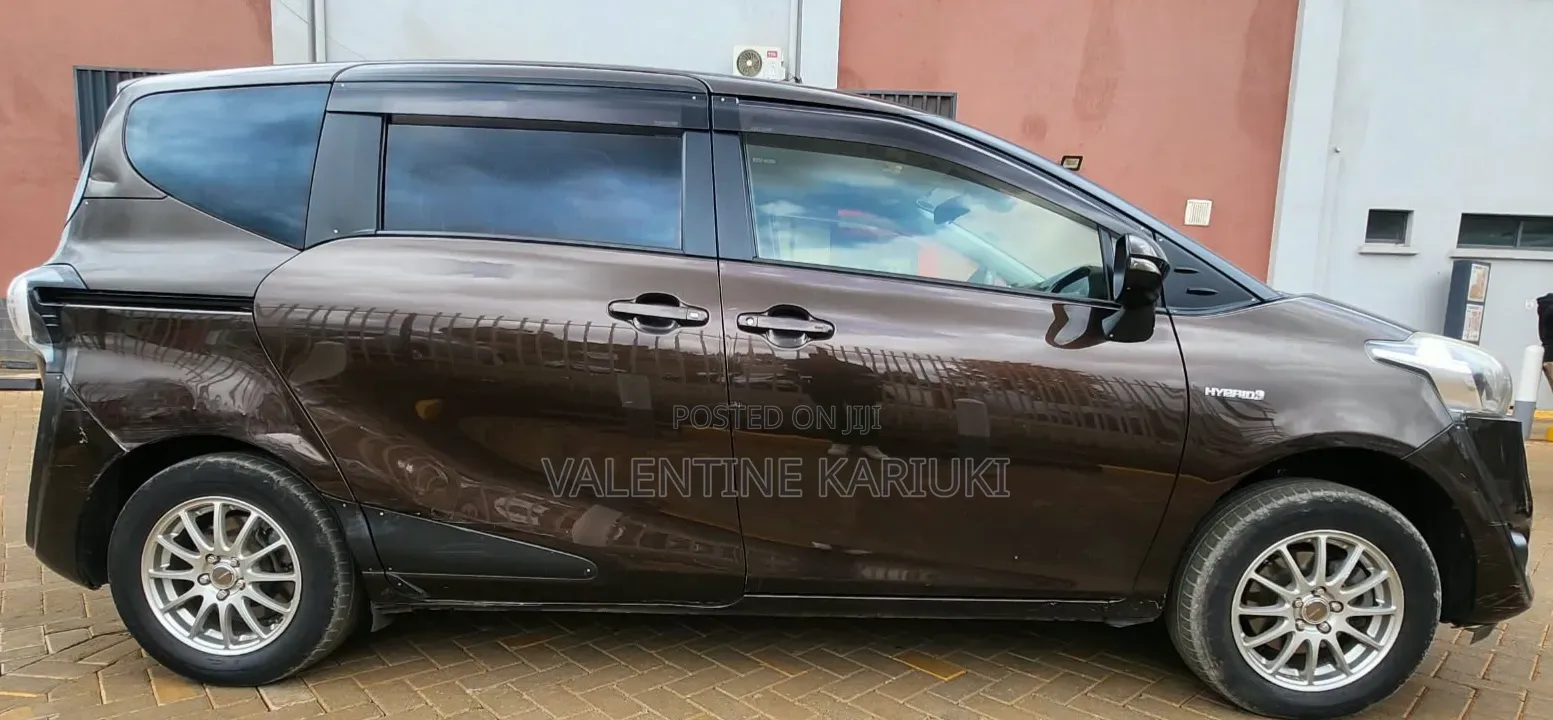 Toyota Sienta 2017 Brown