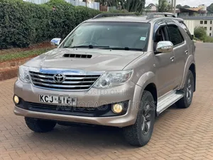 Toyota Fortuner 3.0 D AWD 2009 Gold