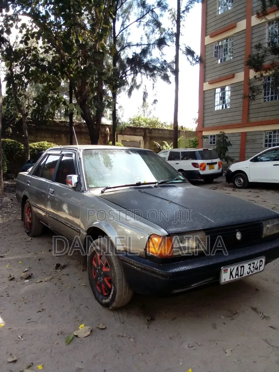Nissan Sunny 2000 Gray
