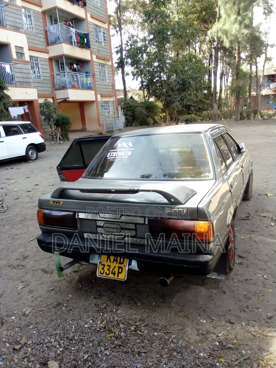 Nissan Sunny 2000 Gray