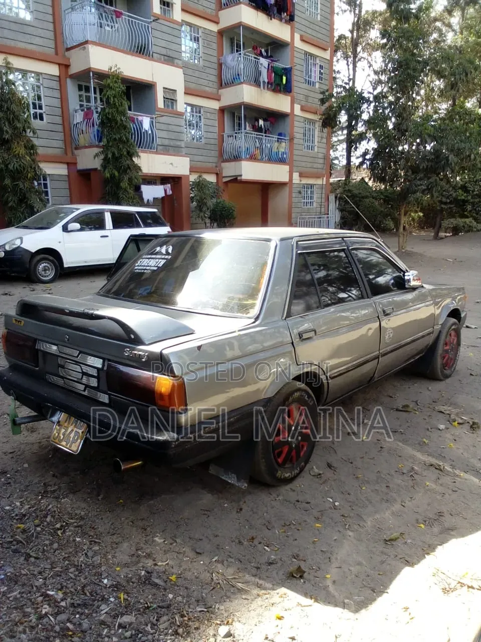 Nissan Sunny 2000 Gray