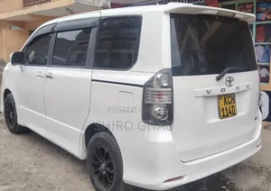 Toyota Noah 2010 White