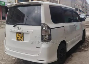 Toyota Noah 2010 White