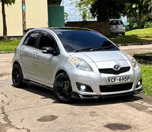 Toyota Vitz 2009 Silver