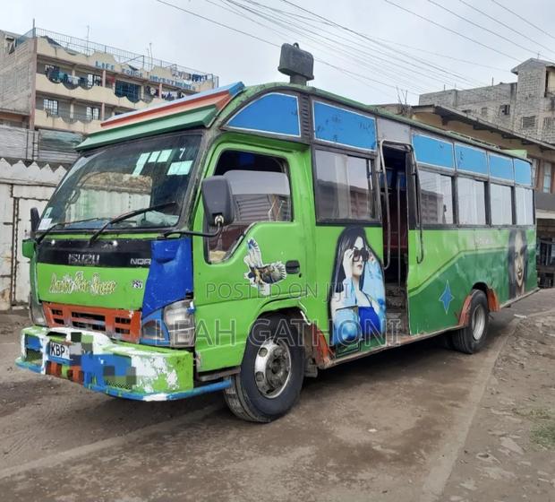 Isuzu NQR 2010 Green