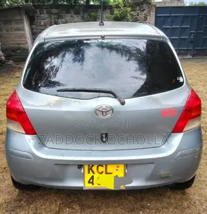 Toyota Vitz 2010 Silver