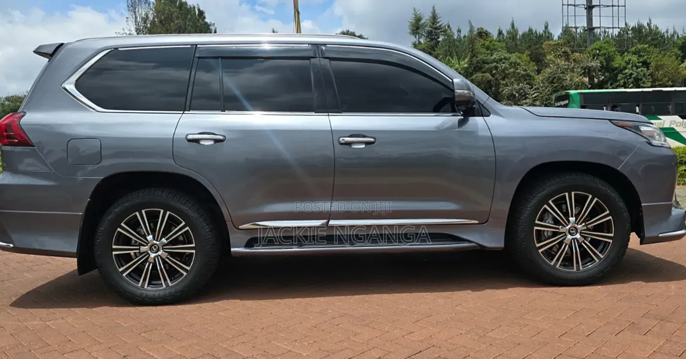 Lexus LX 570 AWD 2016 White