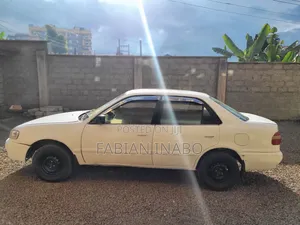 Toyota Corolla Automatic 1999 White
