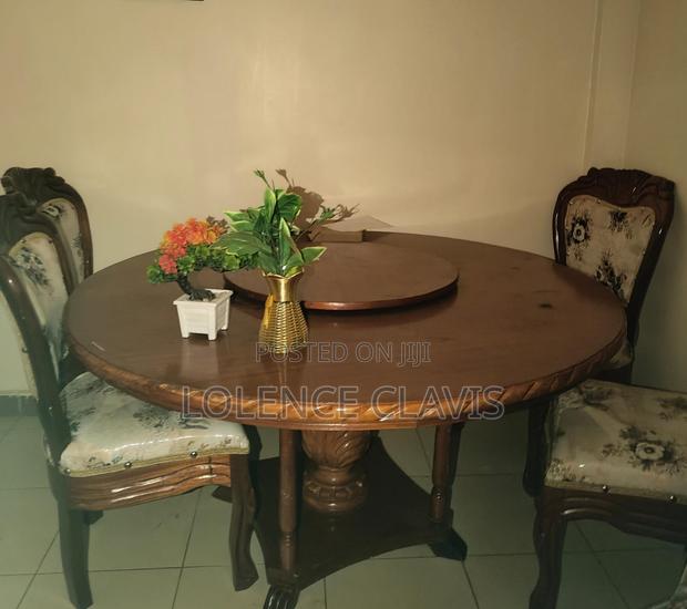 Round mahoganyDinner Table - Proper Condition - main view