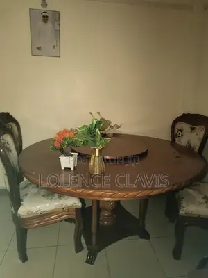 Round mahoganyDinner Table - Proper Condition