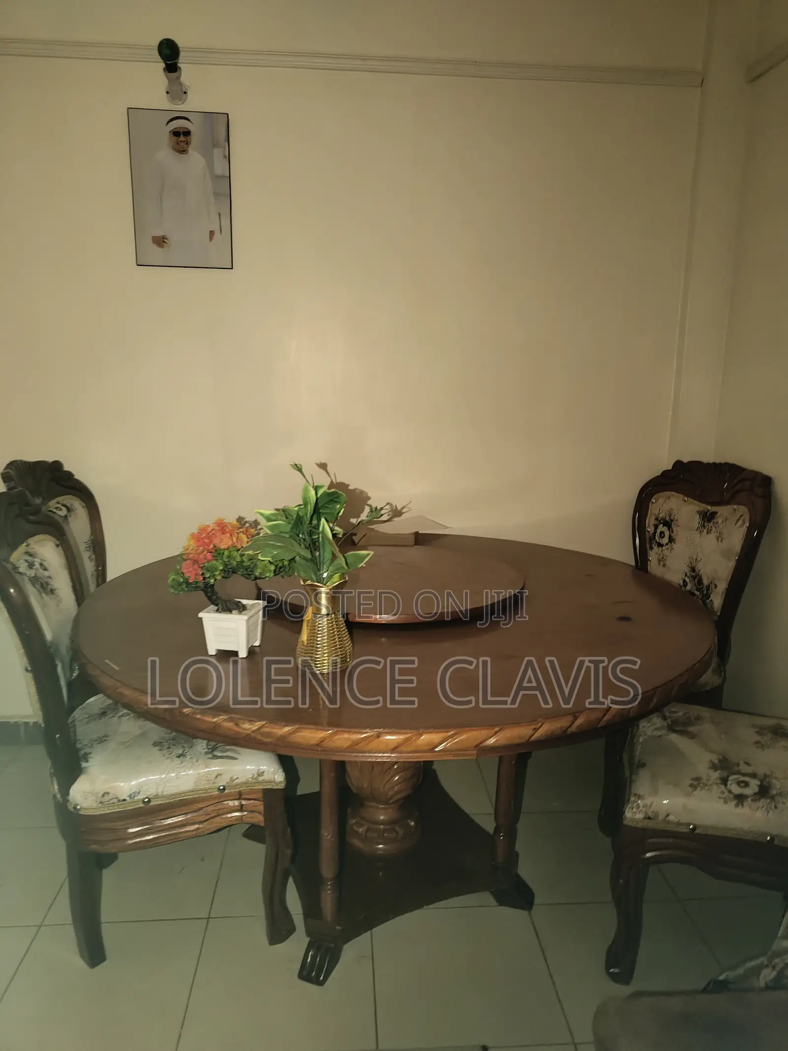 Round mahoganyDinner Table - Proper Condition