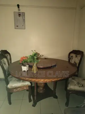 Round mahoganyDinner Table - Proper Condition