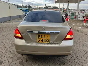 Nissan Tiida 2010 Gold