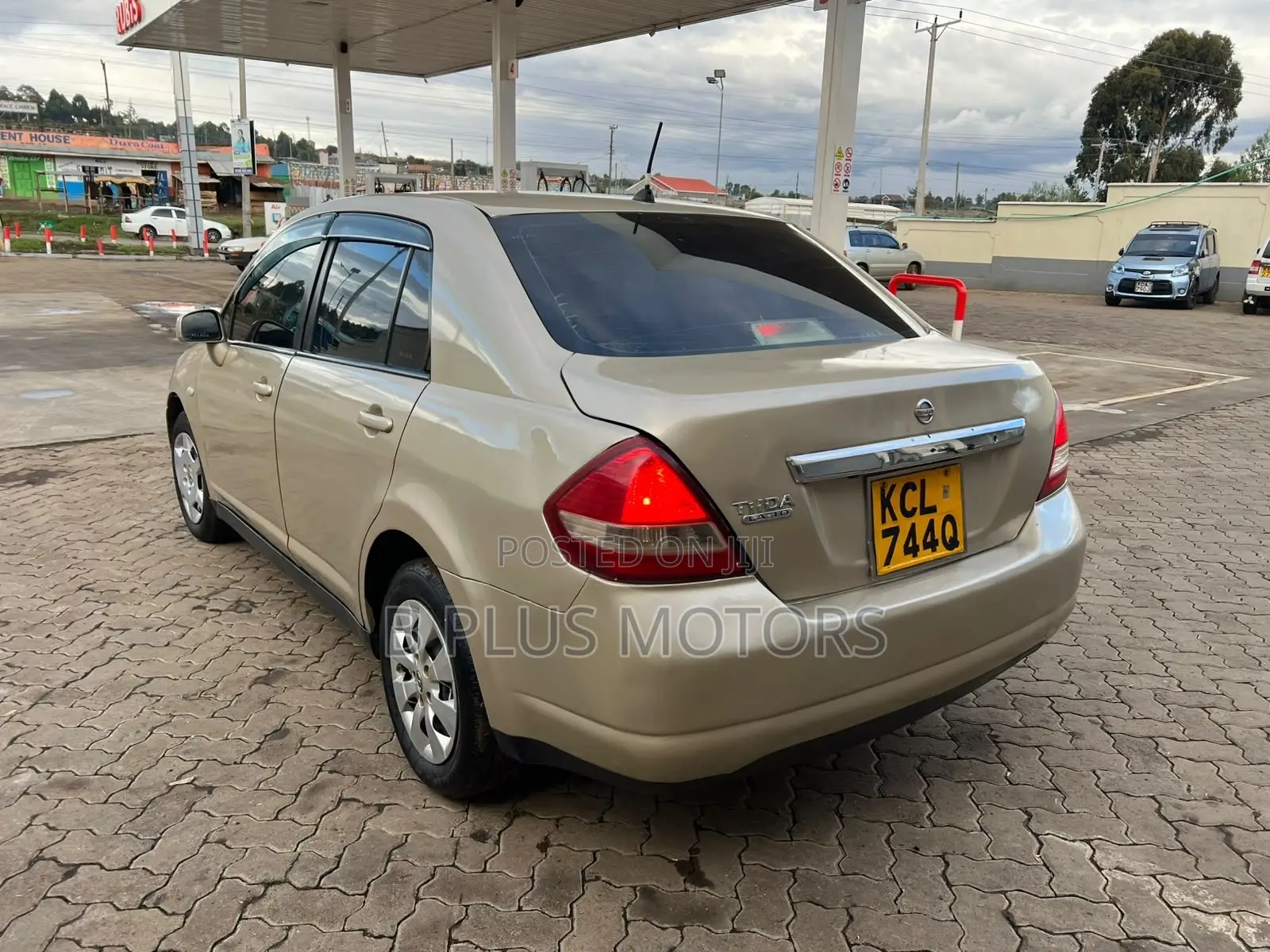 Nissan Tiida 2010 Gold