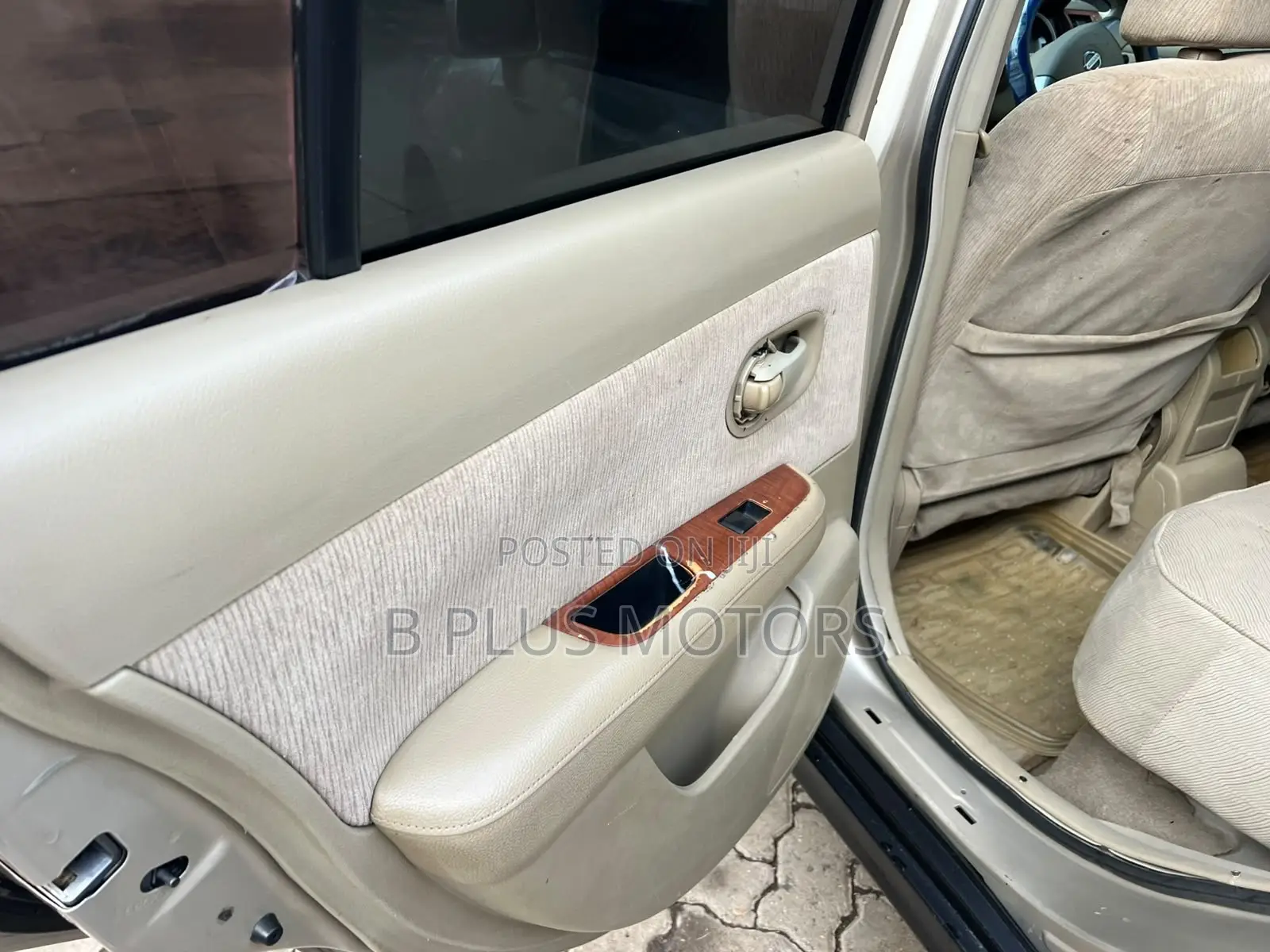 Nissan Tiida 2010 Gold