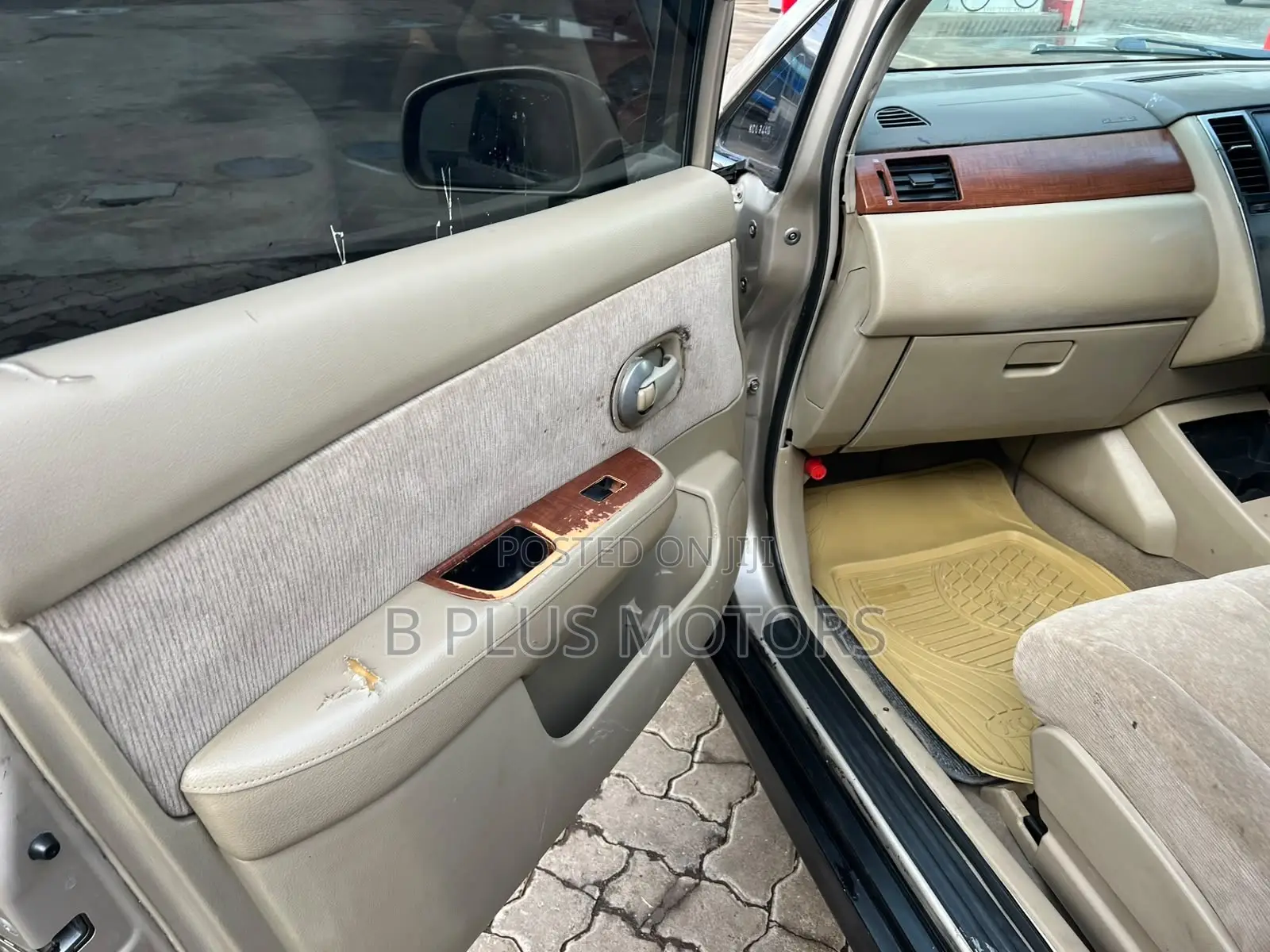 Nissan Tiida 2010 Gold