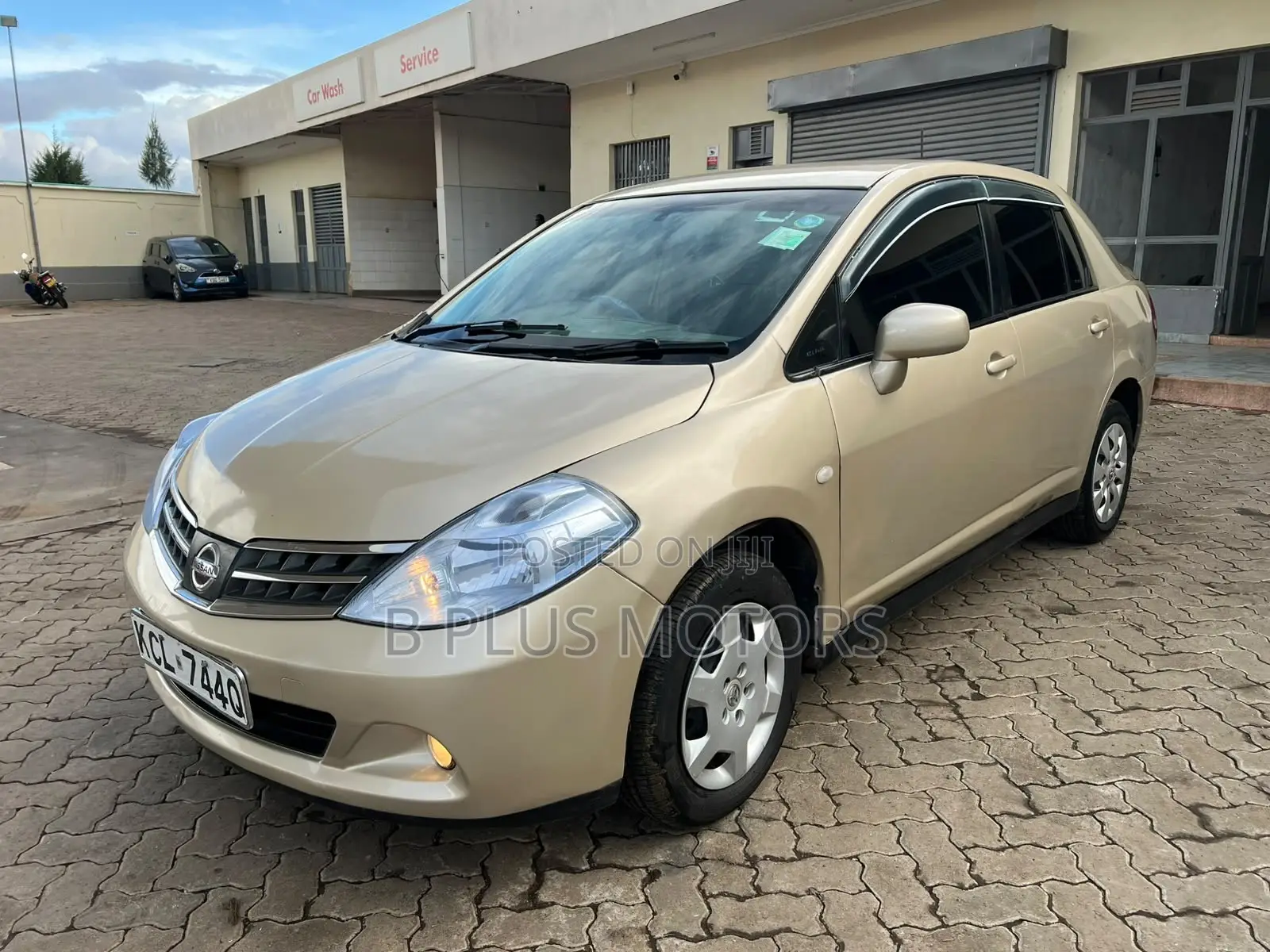 Nissan Tiida 2010 Gold