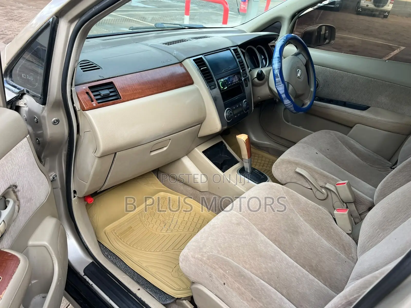 Nissan Tiida 2010 Gold