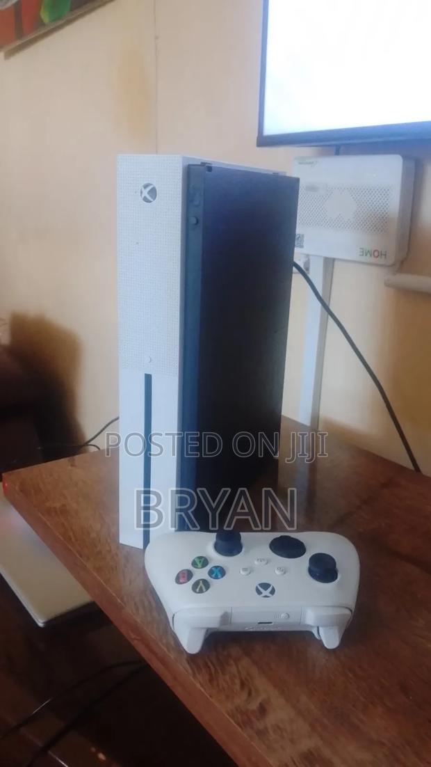 Xbox Series One S - thumbnail 4