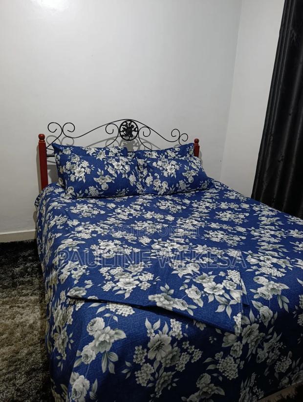 2 Blue Flowered King-Size Bedsheets With 4pillow Cases