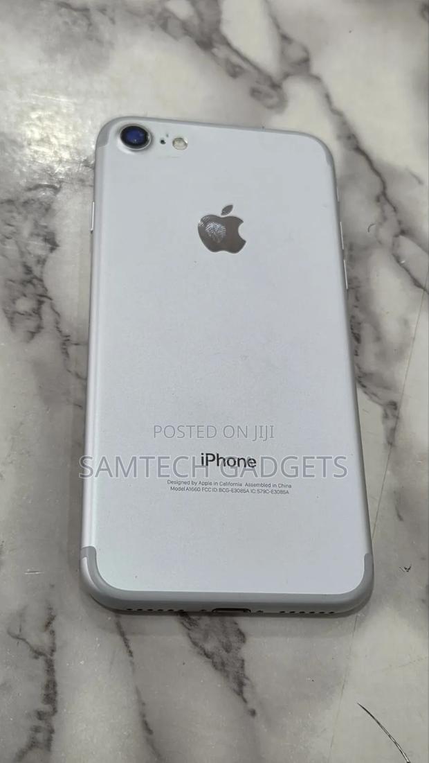 Apple iPhone 7 32 GB Gray - thumbnail 3