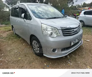Toyota Noah 2012 Silver