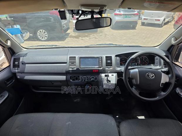 Toyota HiAce 2019 Silver - thumbnail 7