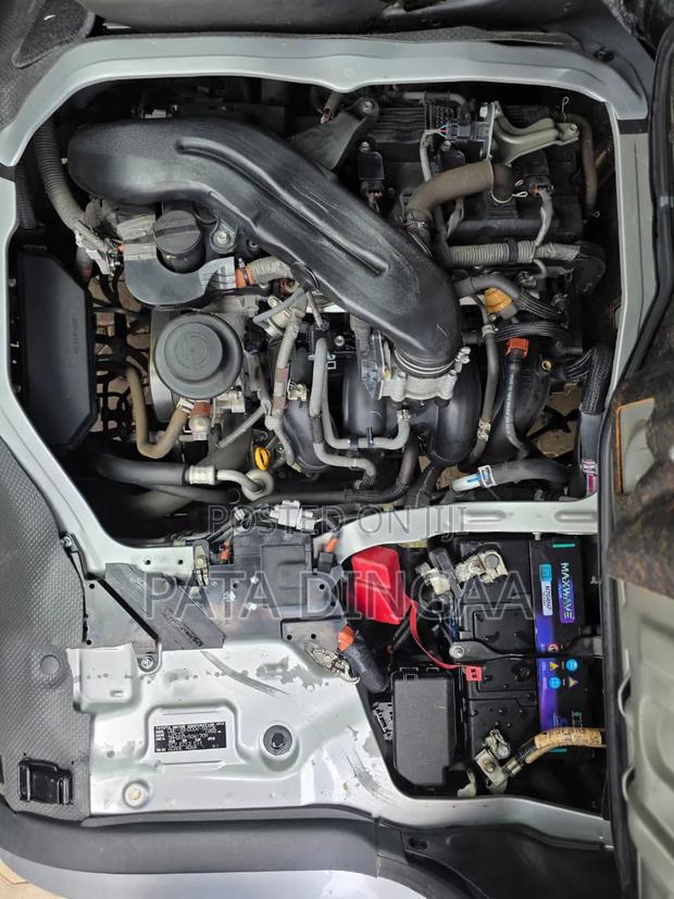 Toyota HiAce 2019 Silver - thumbnail 9