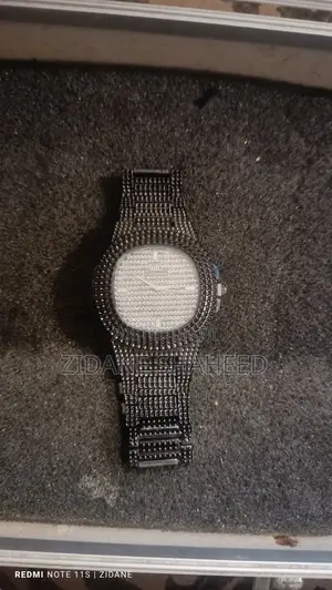 Páve Diamond-Styled Luxury Quartz Watch