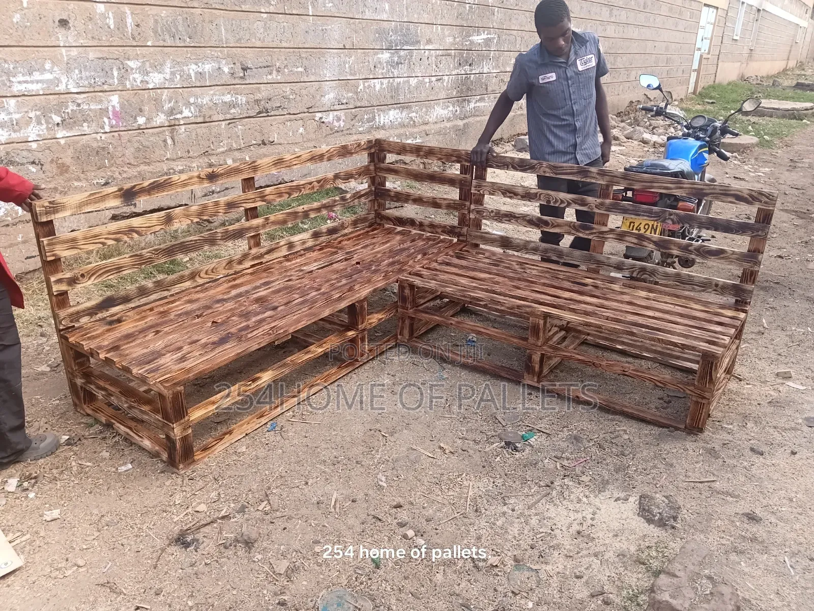 L Shape. 7 Seater Pallet Seat