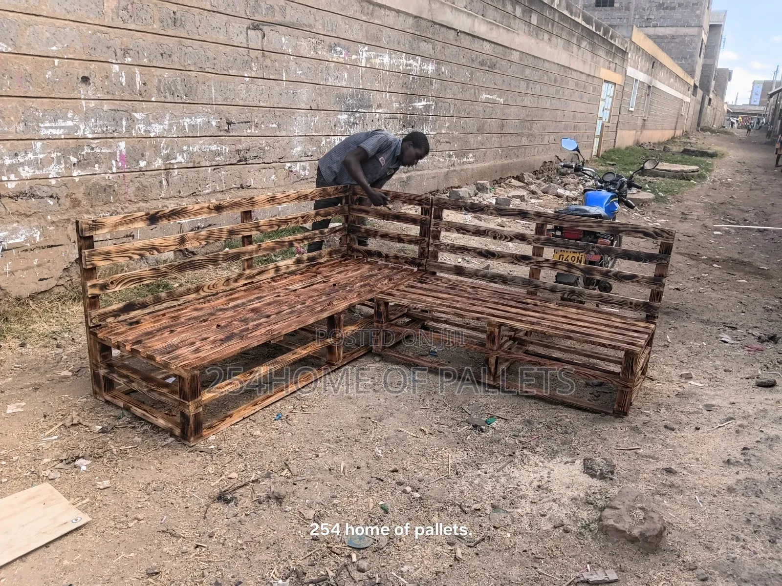 L Shape. 7 Seater Pallet Seat