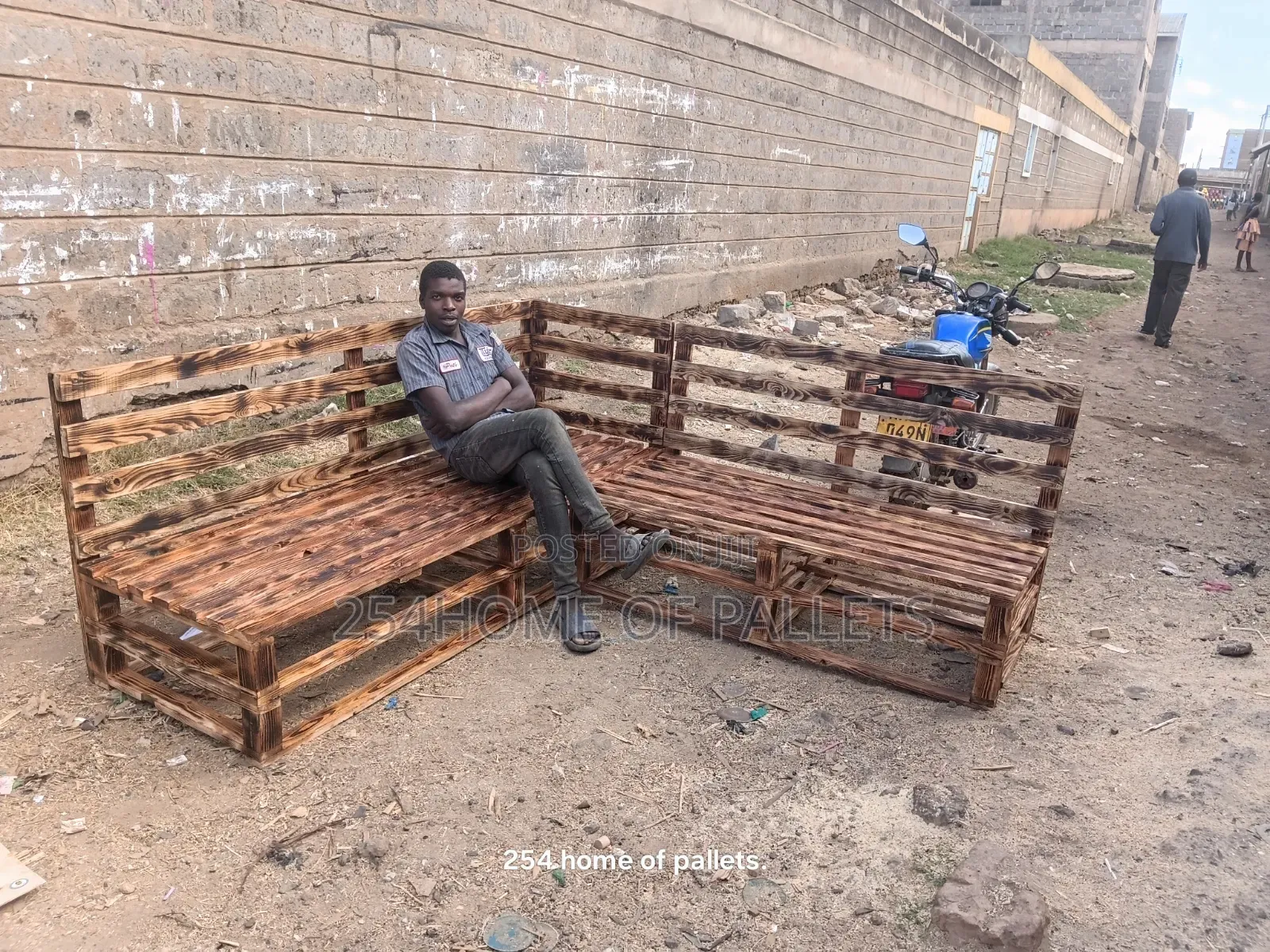L Shape. 7 Seater Pallet Seat
