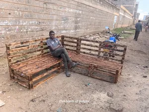 L Shape. 7 Seater Pallet Seat