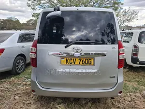 Toyota Noah 2.0 158hp FWD (8 Seater) 2012 Silver