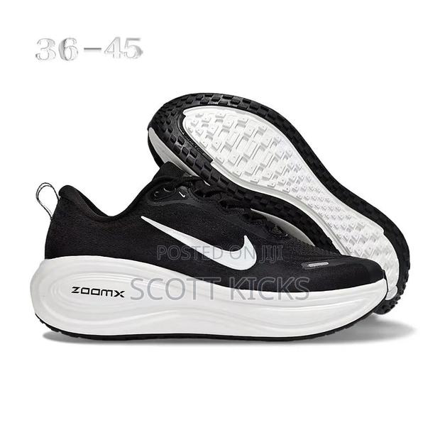 Nike Vomero Plus Trainers/Sneakers - main view