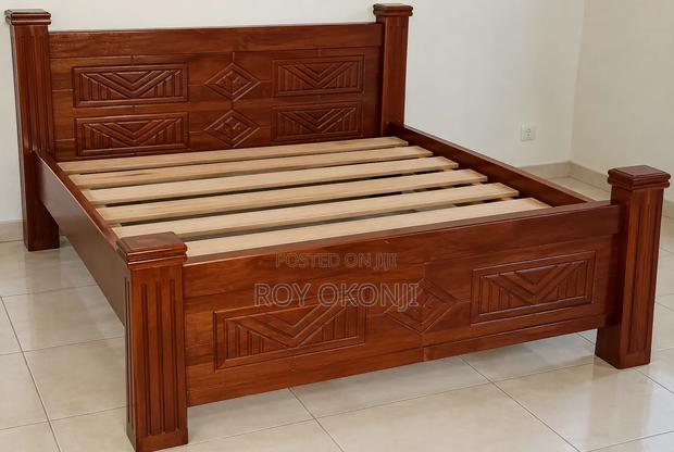 5x6 Mahogany Solid Bed - main view