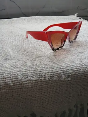 Classy Oversized Cat-Eye Sunglasses for Women – Red & Tortoiseshell