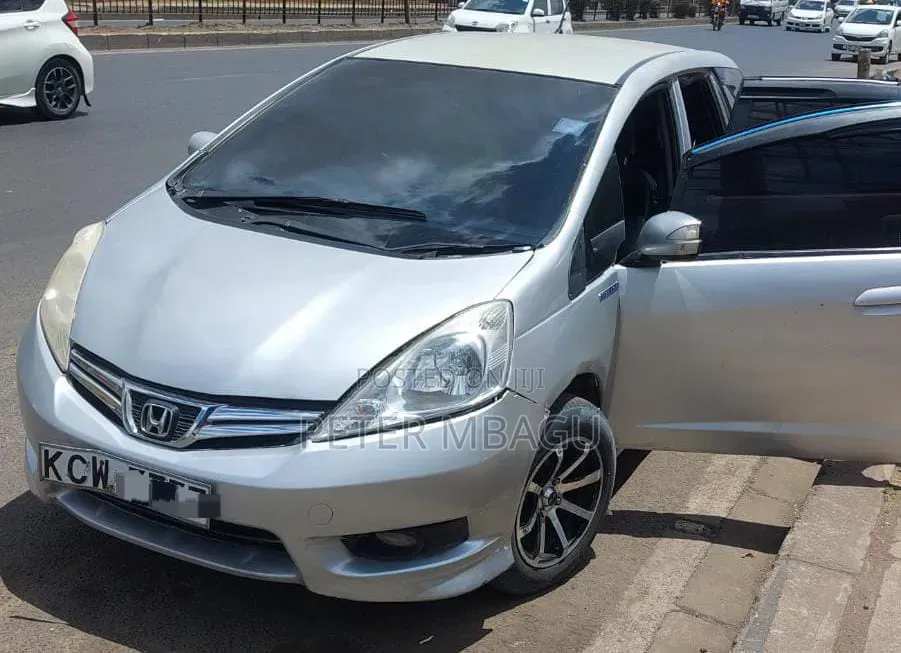 Honda Fit Shuttle 1.3 Hybrid 2WD 2013 Silver