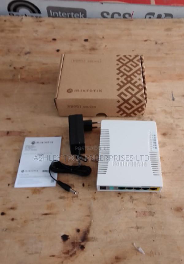 MikroTik RB951Ui-2HnD Smart Networking Device - main view