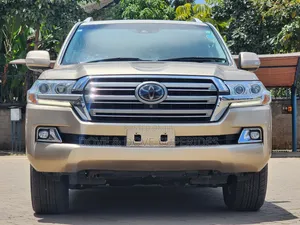 Toyota Land Cruiser 4.6 V8 ZX 2017 Gold