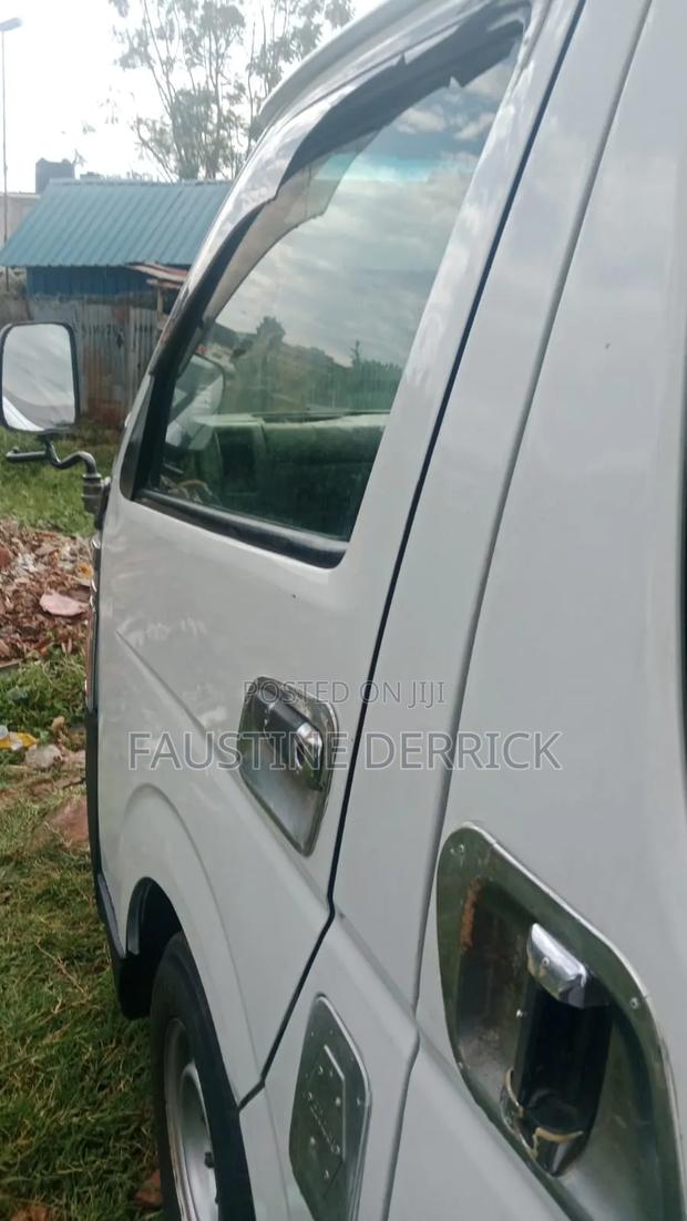 Toyota HiAce 2012 White - thumbnail 4