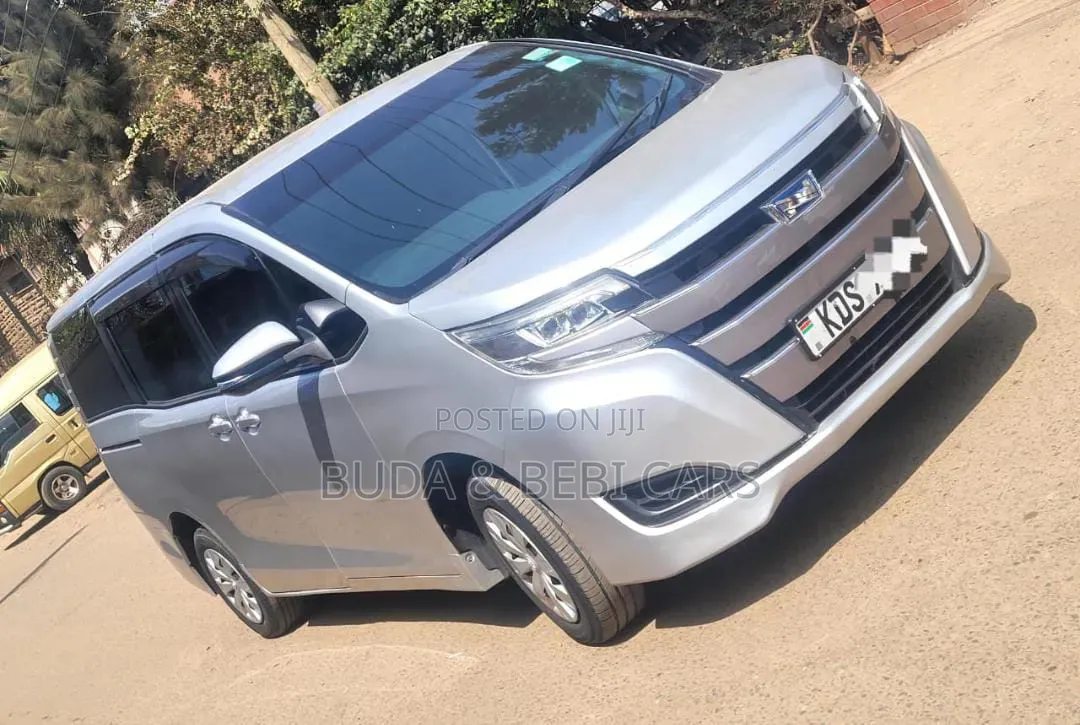 Toyota Noah 2018 Beige
