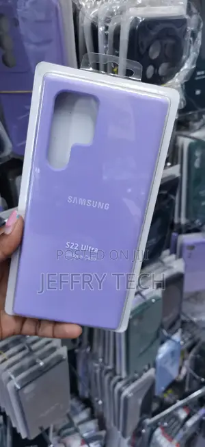Lavender/Purple Silicone Case for the Samsung Galaxy S22 Ultra.