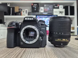 The Nikon D7500 With the 18-140mm F/3.5-5.6g ED VR Lens Clean Unit!