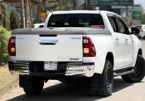 Toyota Hilux 2021 White