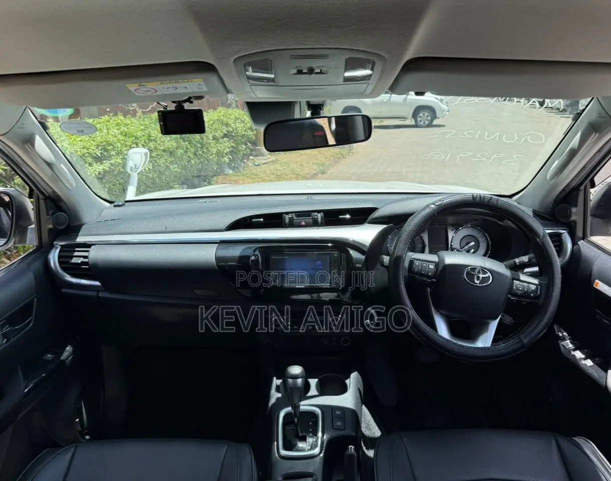 Toyota Hilux 2021 White
