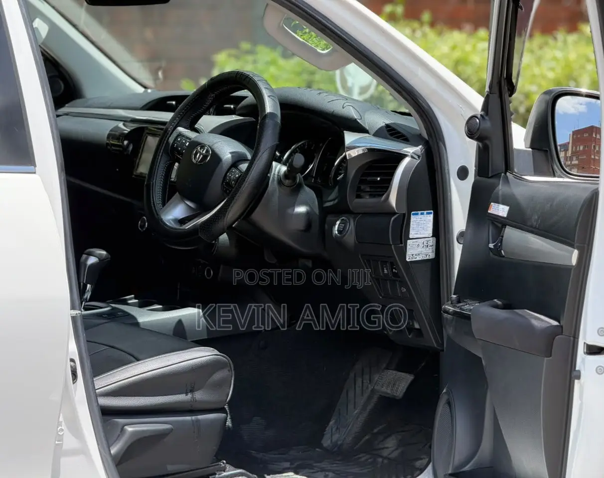 Toyota Hilux 2021 White