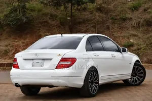 Mercedes-Benz C200 2011 Pearl